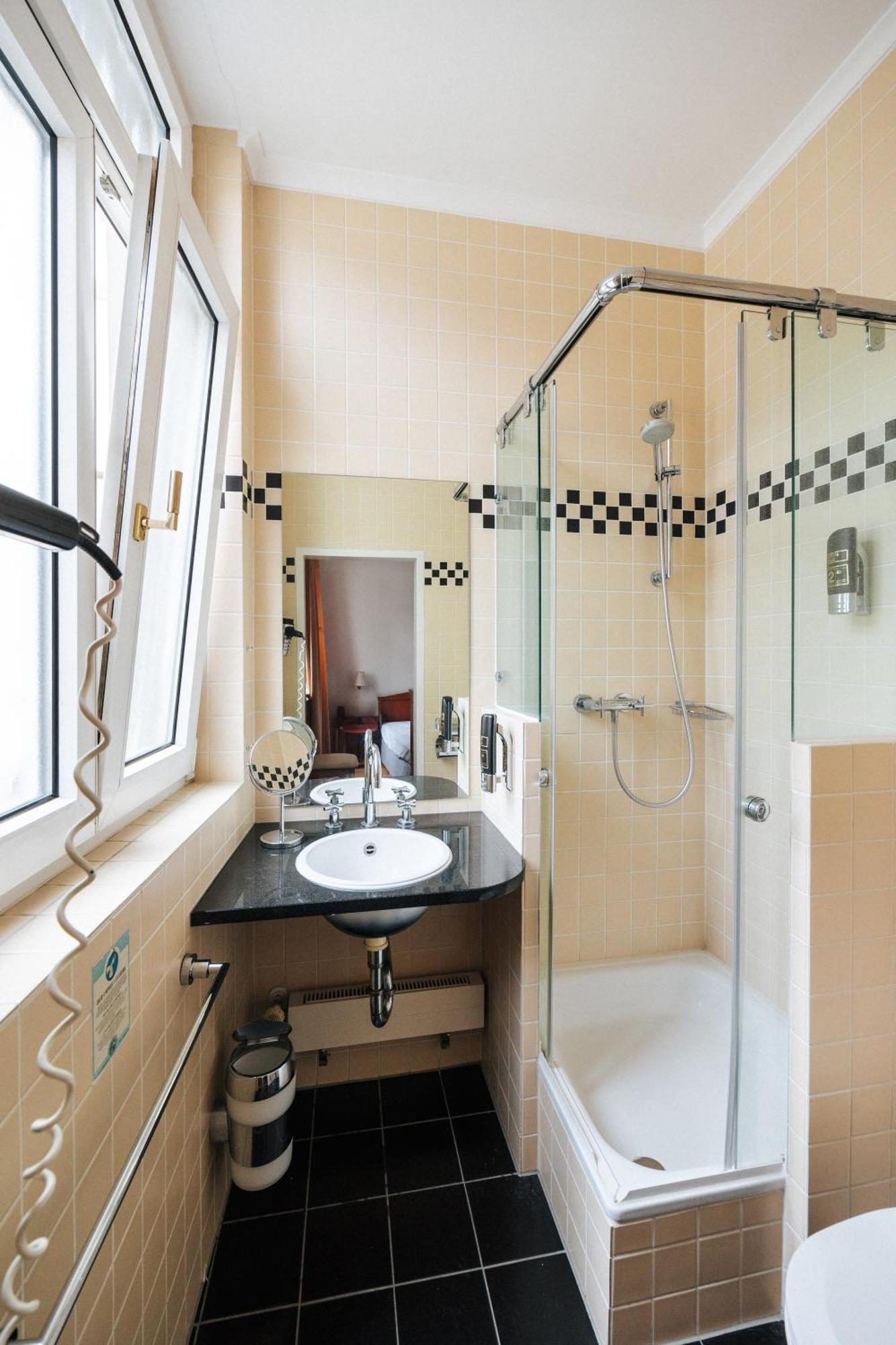 Celine Hotel Шветцинген Экстерьер фото