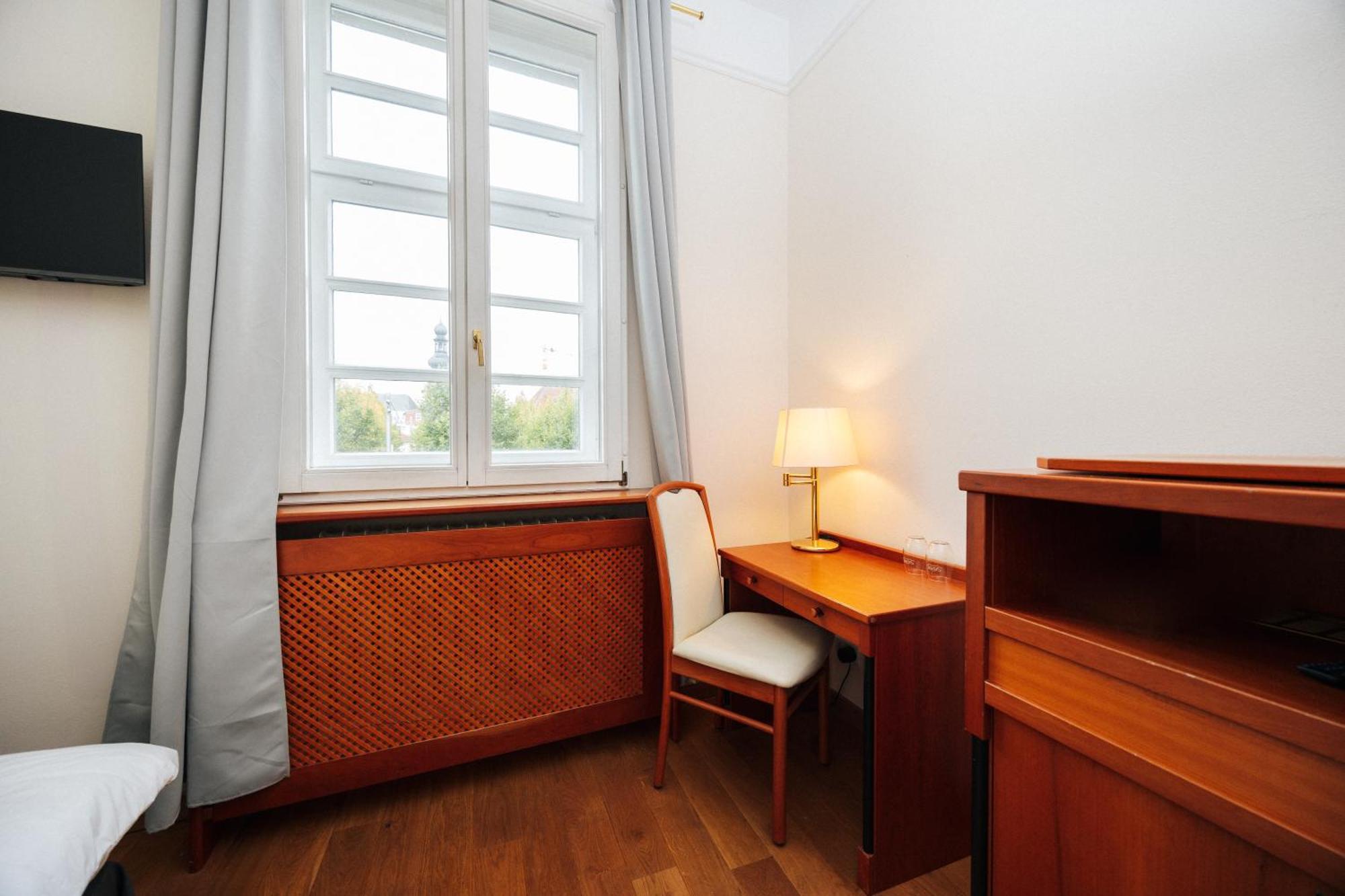 Celine Hotel Шветцинген Экстерьер фото