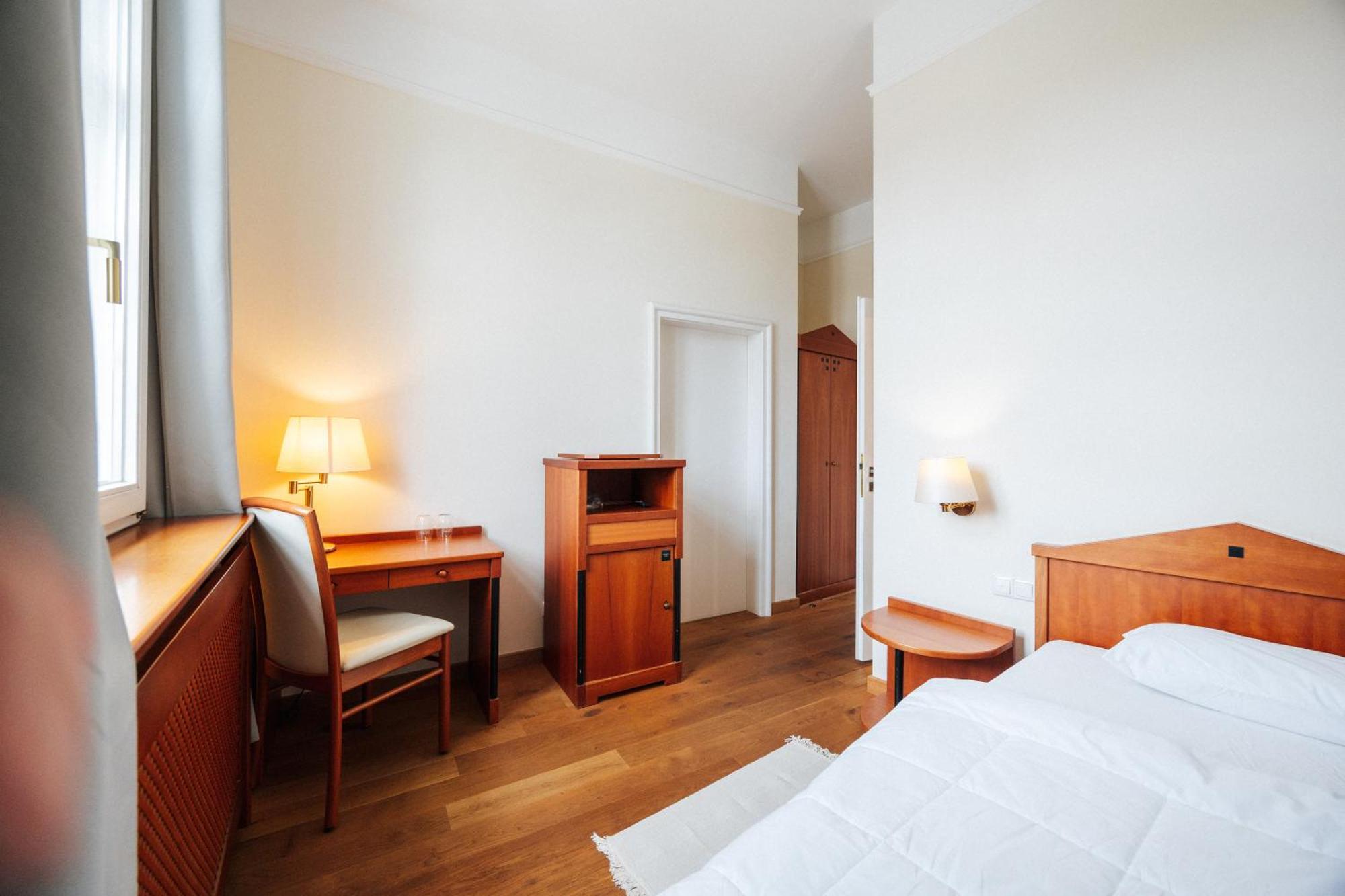 Celine Hotel Шветцинген Экстерьер фото
